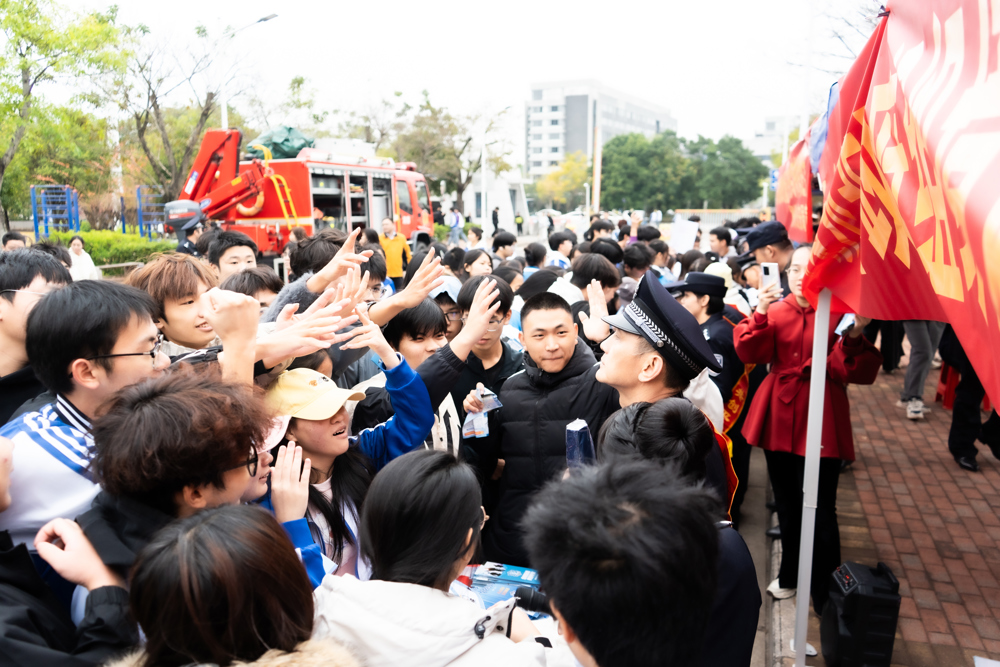 同学们积极抢答反恐知识