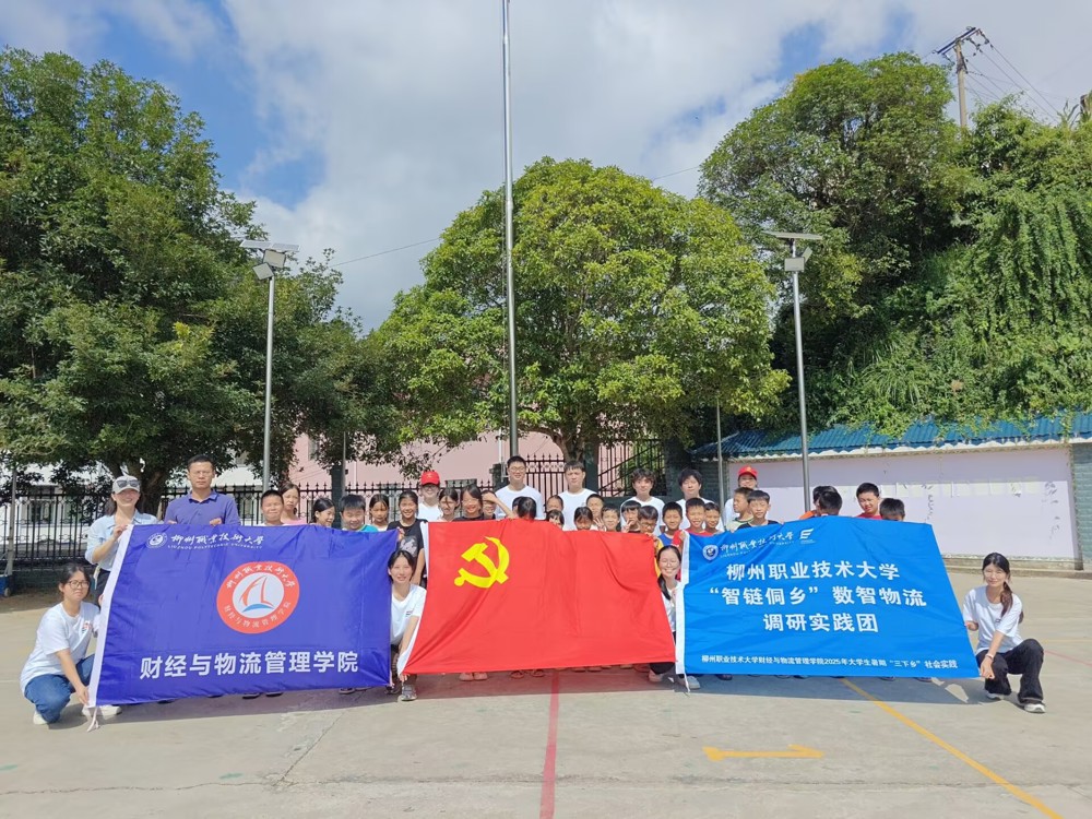 实践团与牙寨村第一书记、独峒镇中心小学学生合影留念