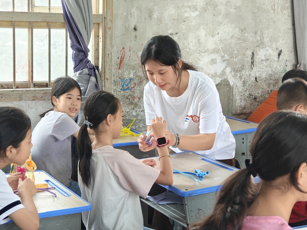 实践团开展关爱助学帮扶1