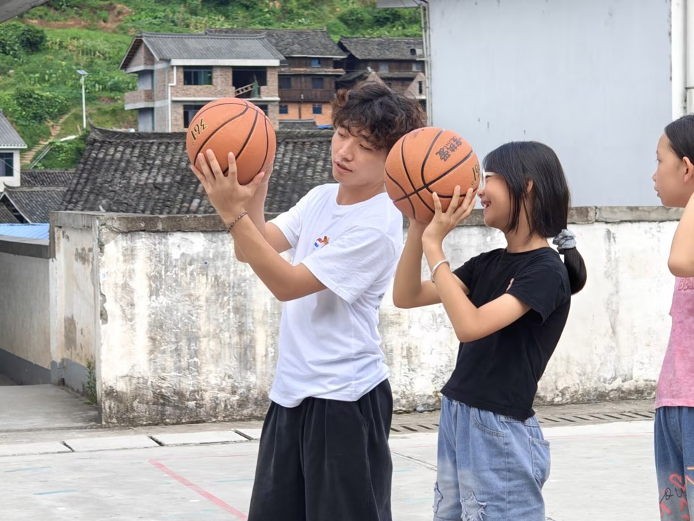 实践团开展关爱助学帮扶