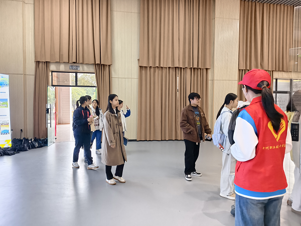 志愿者引导参赛选手入场