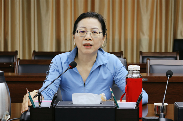 鞠红霞主持会议