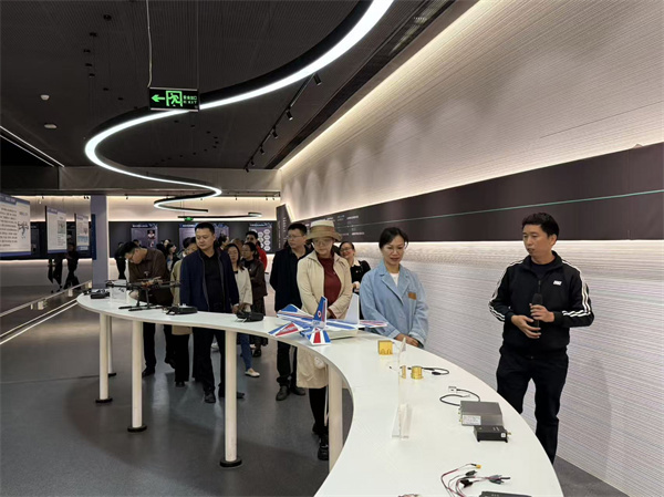 调研团参观低空经济产业学院