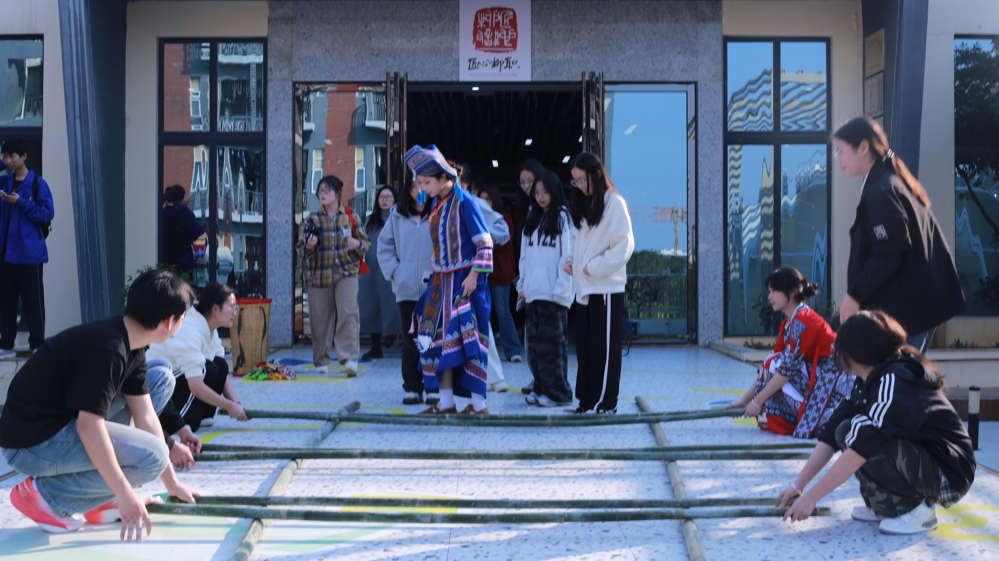 师生体验“广西三月三”竹竿舞 师生体验“广西三月三”竹竿舞