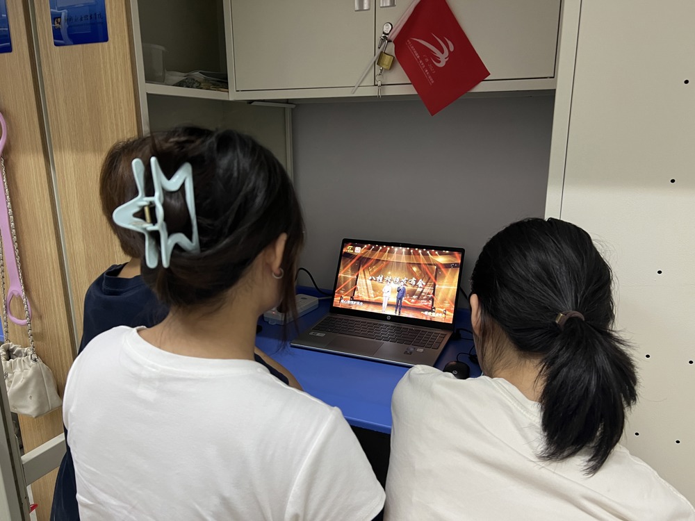 简--学生观看图片1