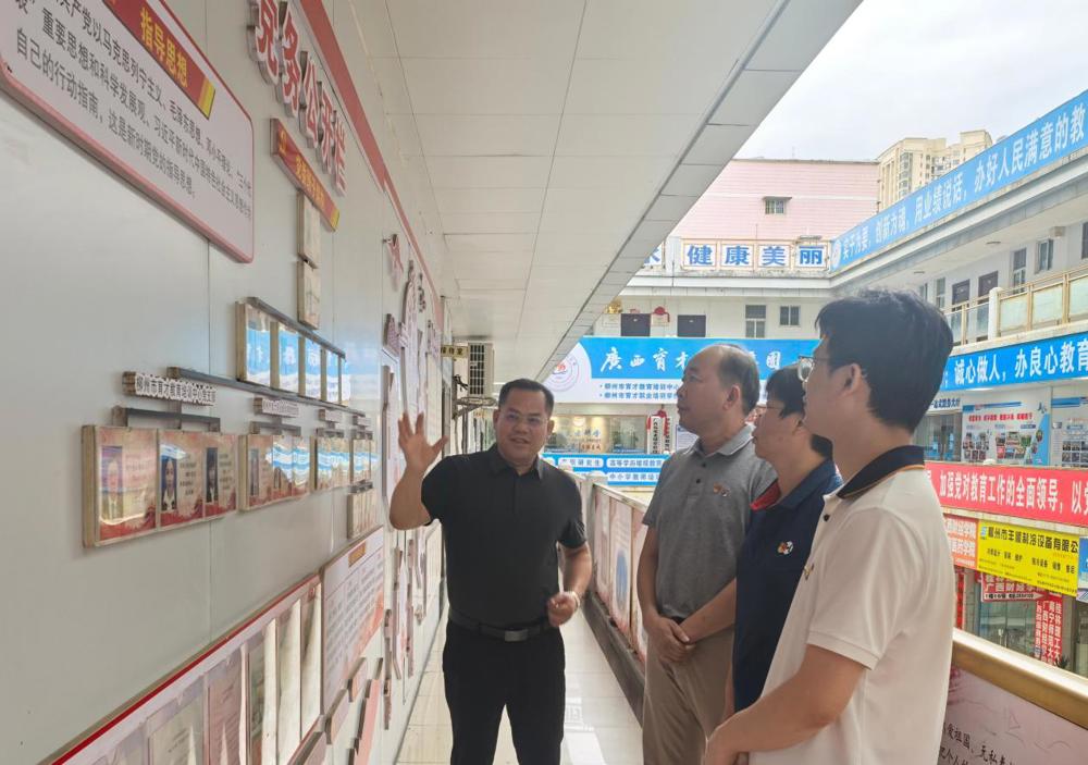 参观党建文化长廊(1)