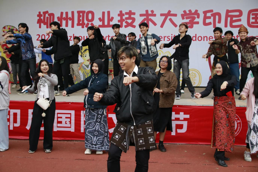 中外学生合跳印尼传统舞蹈 中外学生合跳印尼传统舞蹈