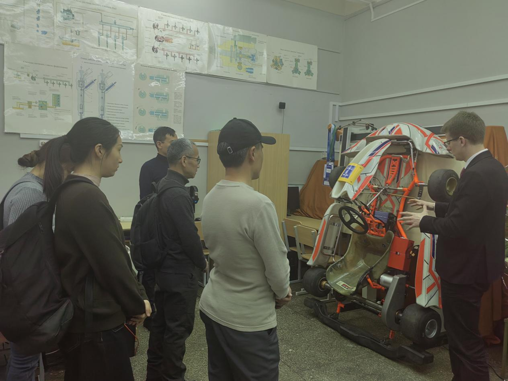 参观白俄罗斯国立技术大学汽车与拖拉机学院实训室 参观白俄罗斯国立技术大学汽车与拖拉机学院实训室