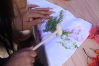 校学生会成功开展“紫韵扎染 匠愈青春”活动