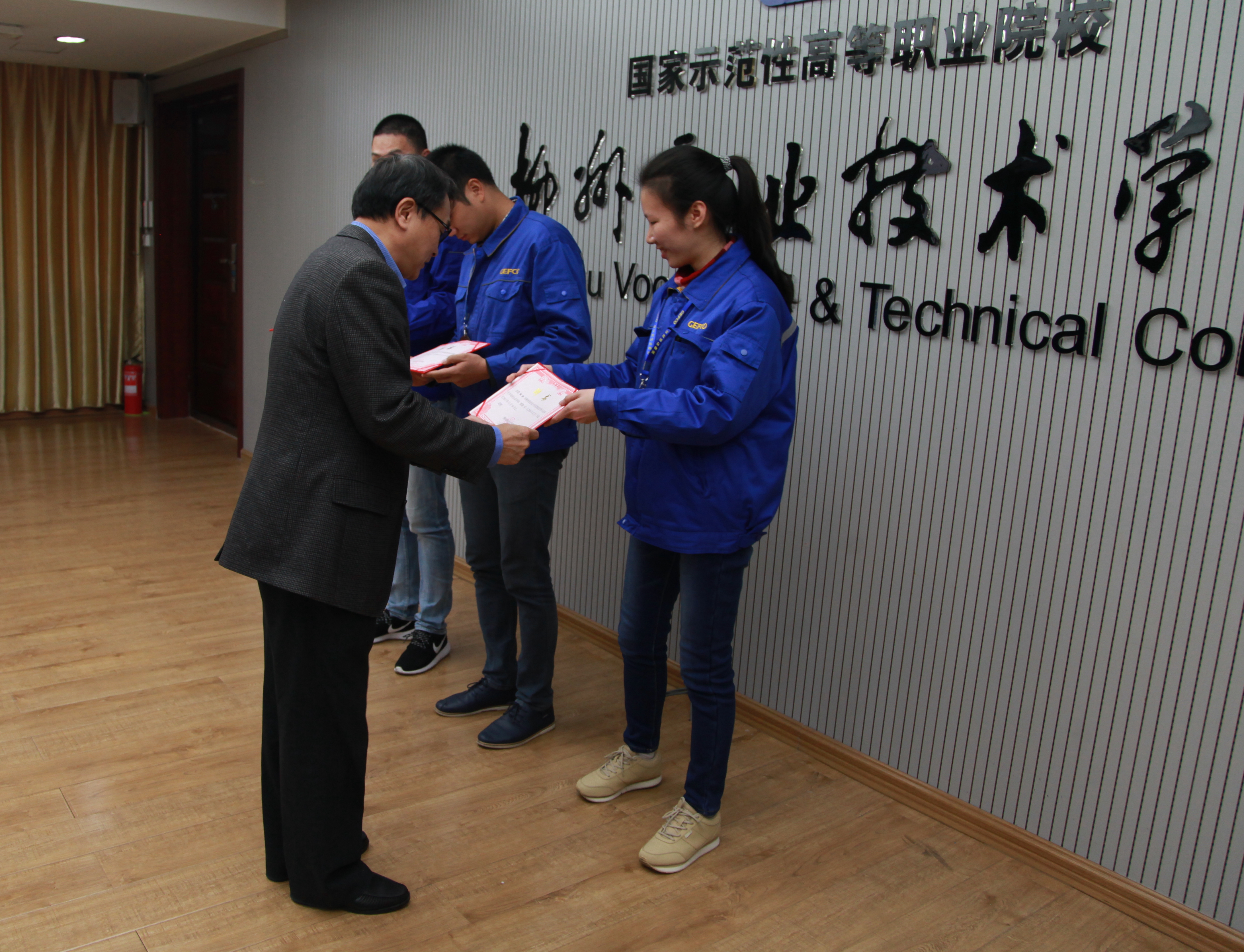 林若森副校长向企业导师们颁发企业导师聘书