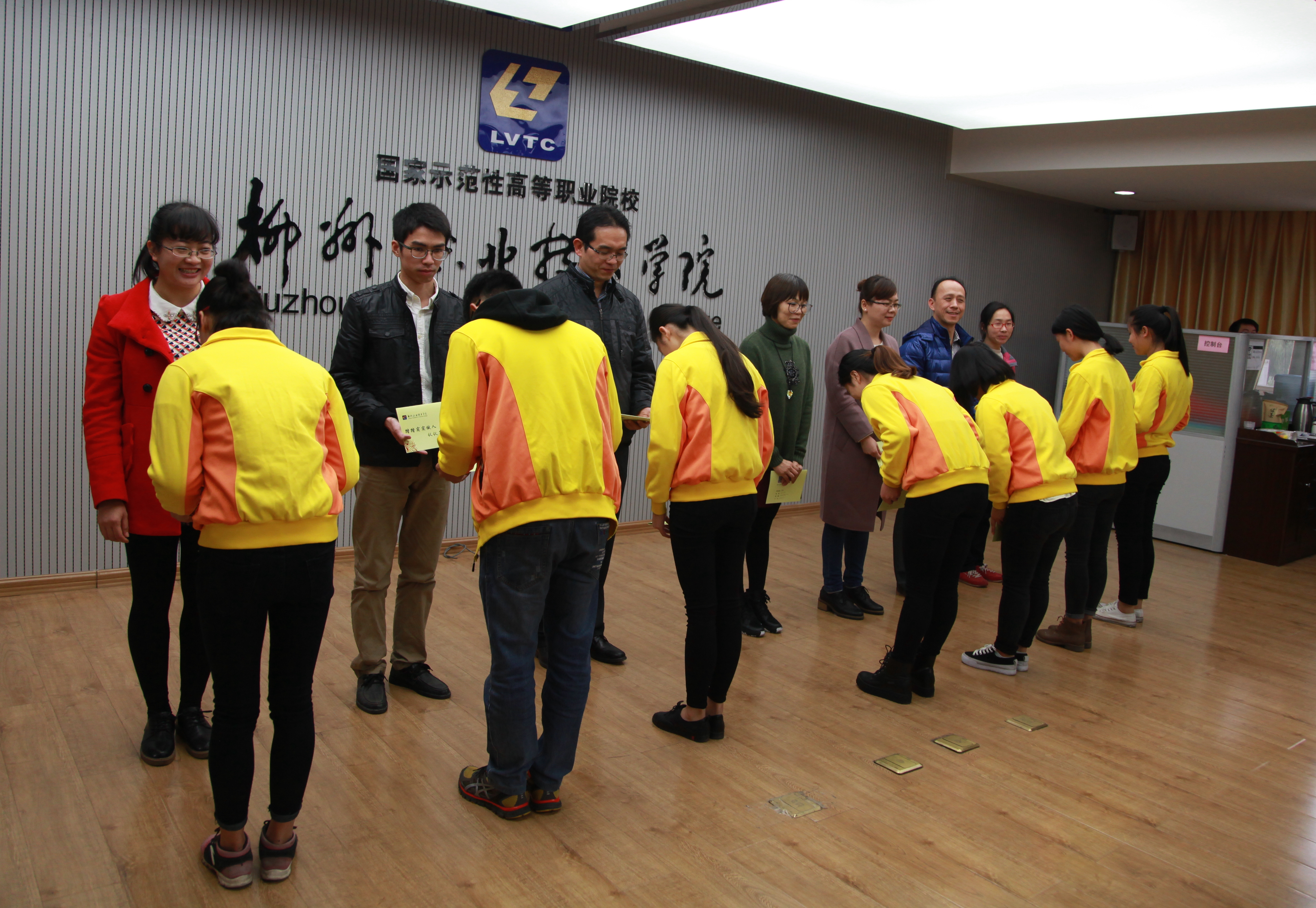 学徒向学校导师拜师仪式