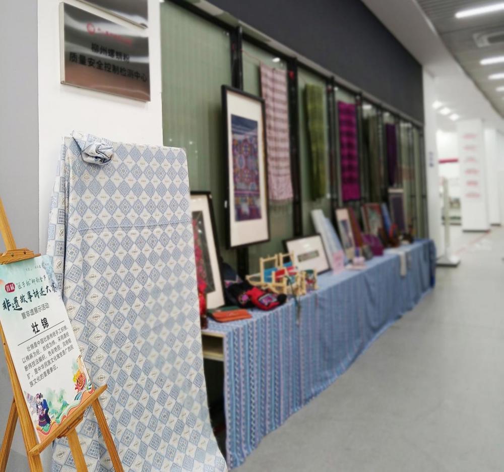 壮锦技艺作品展区