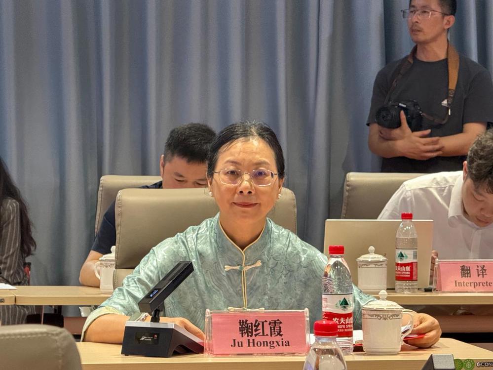 鞠红霞副校长在会上作主旨发言