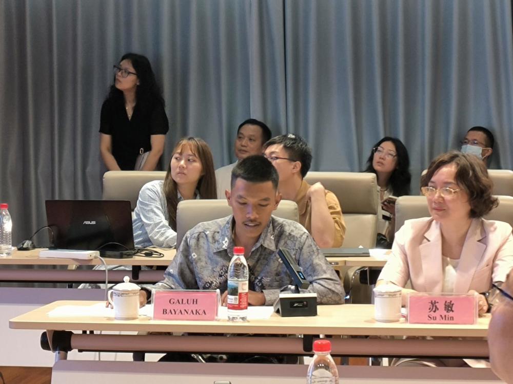 bb贝博留学生GALUH在会上发言