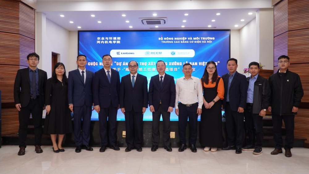 Attendants at the Meeting: Luo Yaoguang, Education Counselor at the Embassy of the Peoples Republic of China in the Socialist Republic of Vietnam (Fifth from Left); Dong Van Ngoc, Principal of HCEM (Sixth from Left); Can Van Quan, Specialist of the Department of International Cooperation, Ministry of Agriculture and Rural Development of Vietnam (Seventh from Left); and Qiu Fuming, Member of the Standing Committee of the CPC LZPU Committee and Vice President of LZPU (Fourth from Left)
