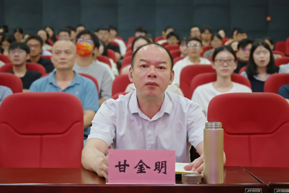 甘金明在学校分会场参会 甘金明在学校分会场参会