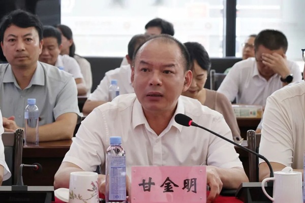 bb贝博党委副书记、校长甘金明介绍学校战略发展规划