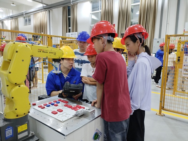 研学学生参与“现代精密制造”实践课程