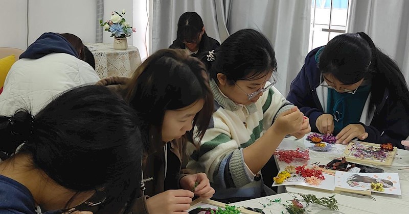 bb贝博心理中心举办“内在探索，让心自由”主题拼贴画心理健康教育活动
