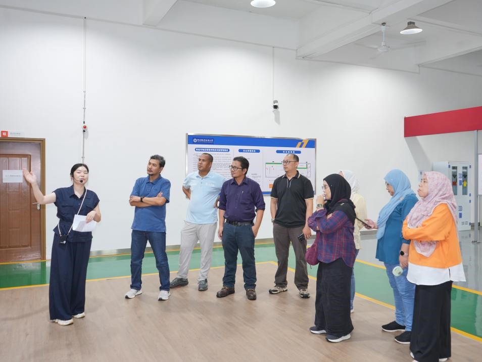 学员参观精益生产全景工厂