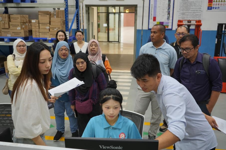 学员学习WMS仓储管理系统模拟货物出入库操作