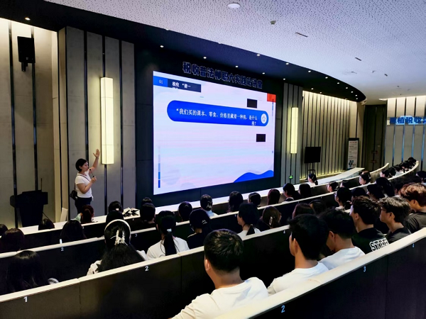 图2 新生在活动环节积极参与互动