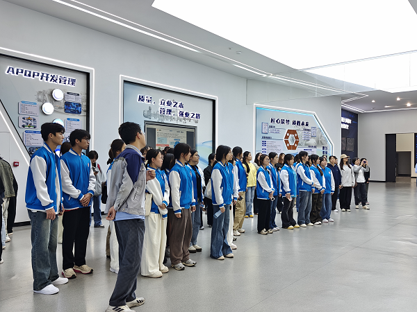 同学们认真聆听老师介绍工厂历程