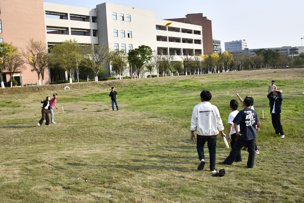 飞盘活动点燃春日激情_副本