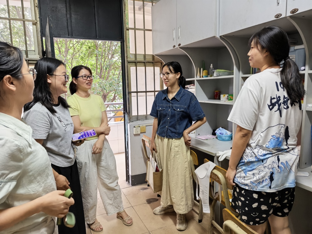 辅导员走访宿舍