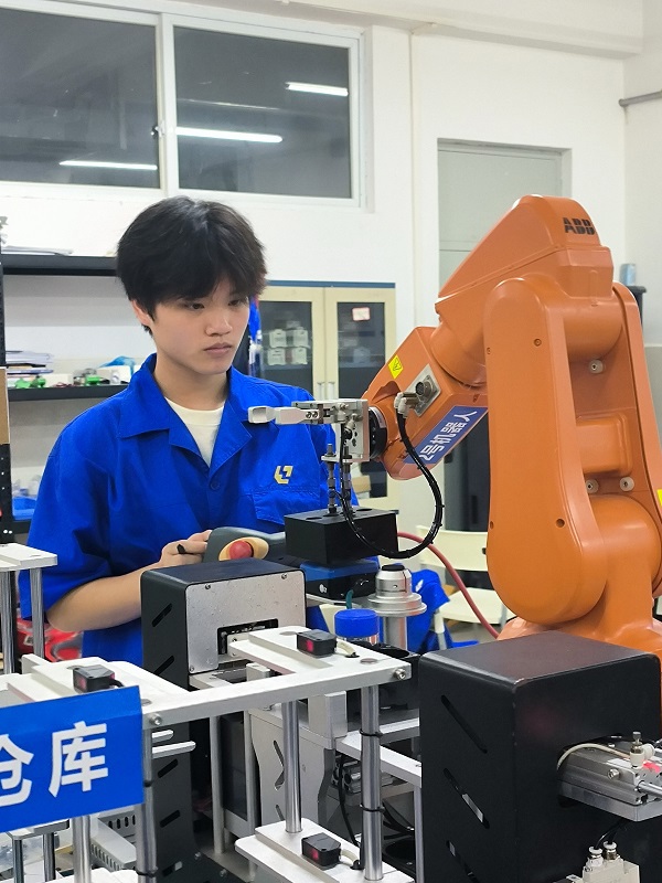 廖柳昌调试机器人