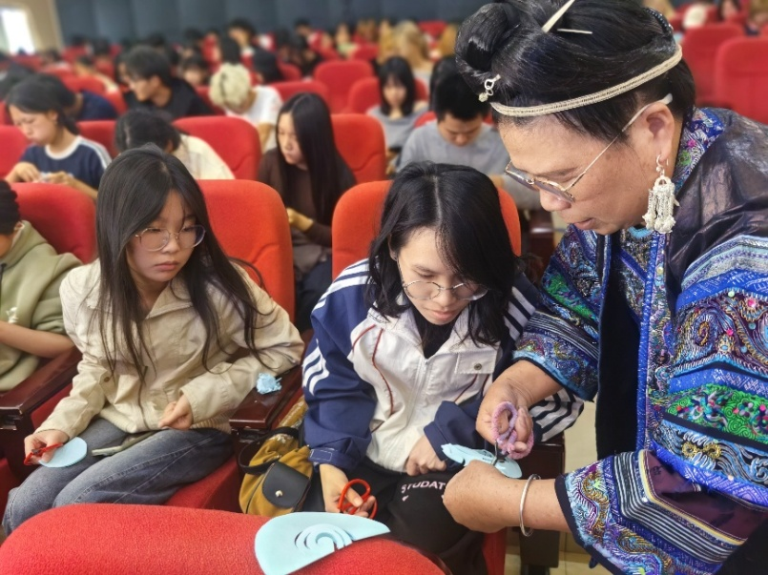 杨老师现场示范苗族剪纸